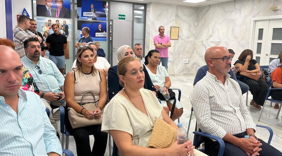 Asistentes a la comparecencia de dimisión de Yolanda Bel.