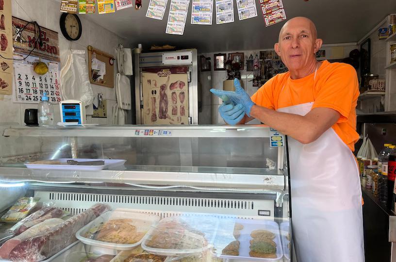 José Luis García en su carnicería.