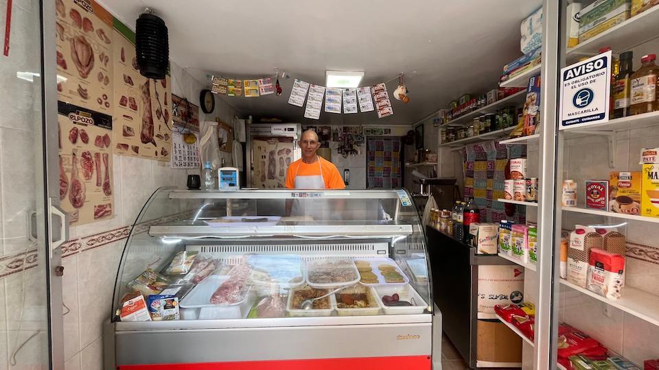 José Luis García en su carnicería.