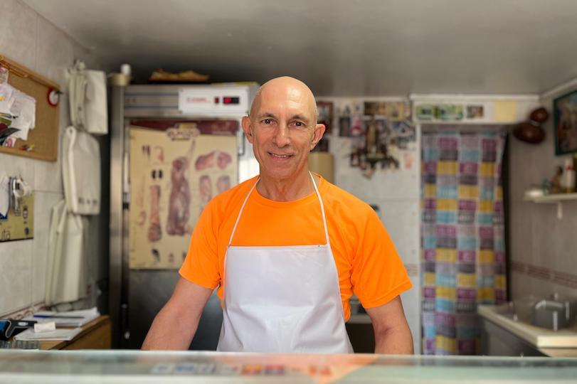 José Luis García en su carnicería.