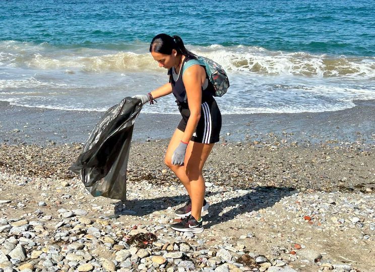 Una voluntaria de Ceuta sin Plástico recoge basura en la playa