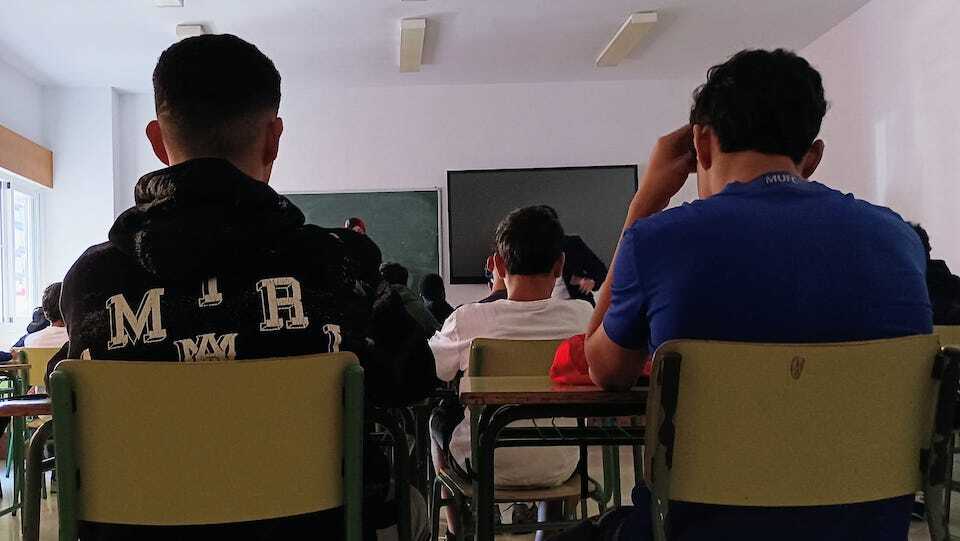 Clases para menores migrantes en el IES Abyla.
