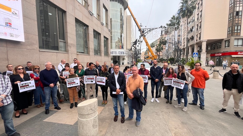 Paro y diez minutos de silencio frente al Palacio de la Asamblea en memoria de los afectados por la DANA3