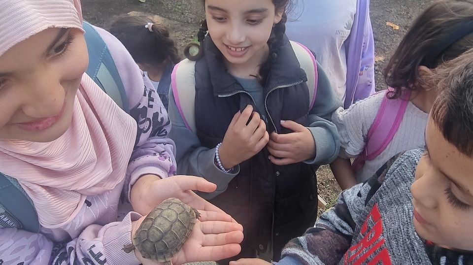 Los niños de Cruz Blanca en el huerto de Loma Colmenar3