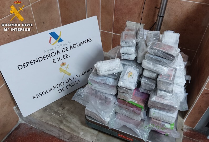 Droga encontrada en el interior del vehículo.