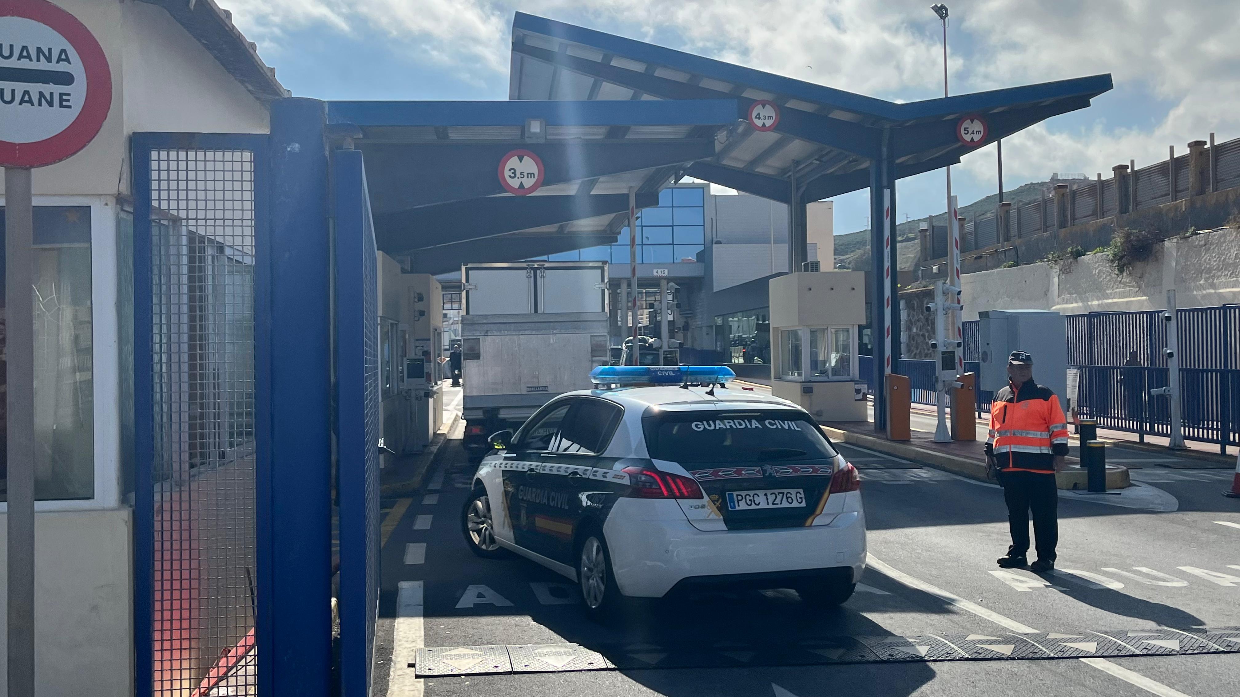 La Guardia Civil escolta el camión de Vivera en el tercer intento de apertura de la aduana comercial con Marruecos