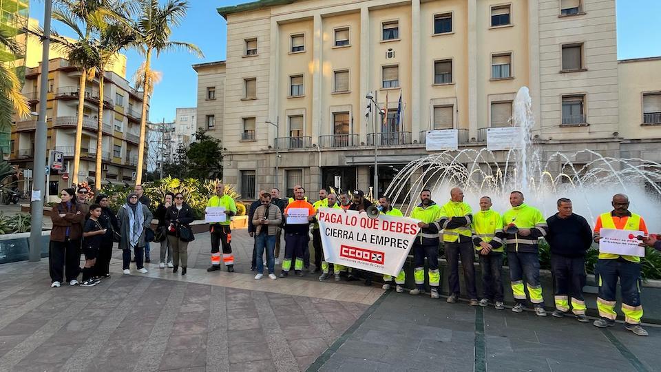 Trabajadores de Estructuras del Estrecho durante la concentración de este jueves, en la Plaza de los Reyes.
