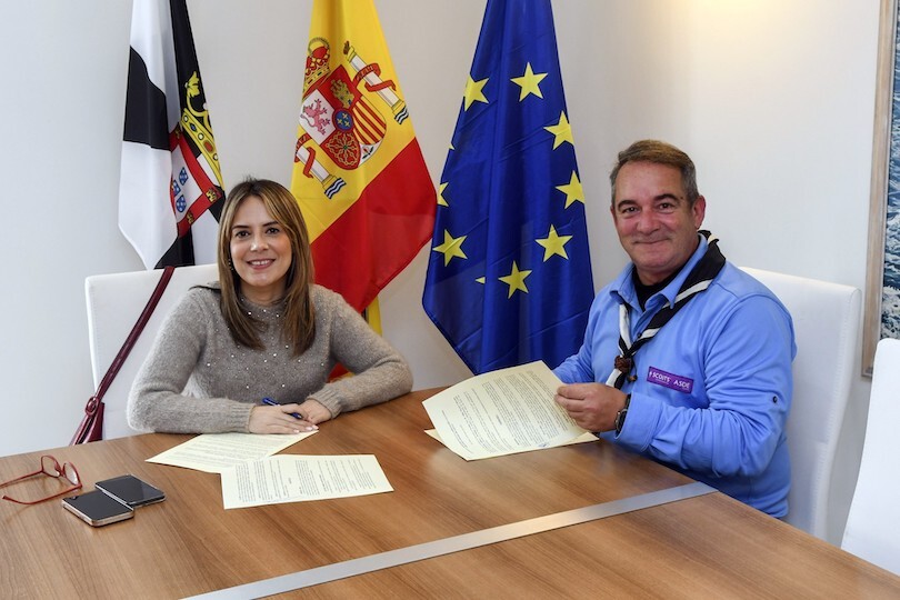 Pilar Orozco firma un convenio con los scouts.