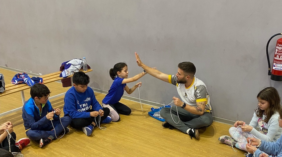 Los niños disfrutan de la clase de iniciación de la Federación de Deportes de Montaña y Escalada3