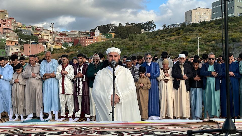 La comunidad islámica se reune para celebrar la Musal-la (rezo colectivo) por el Eid al-Fitr, el fin del Ramadán, en Loma Colmenar 1