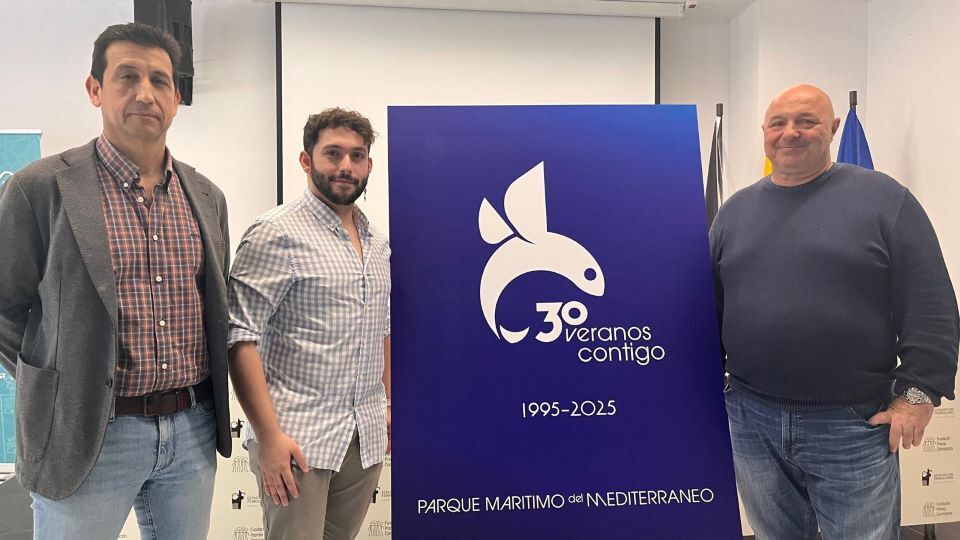 Juan Antonio Hidalgo, Fran Paul de Torres y Nicola Cecchi junto al nuevo logo del Parque Marítimo del Mediterráneo por su 30 aniversario