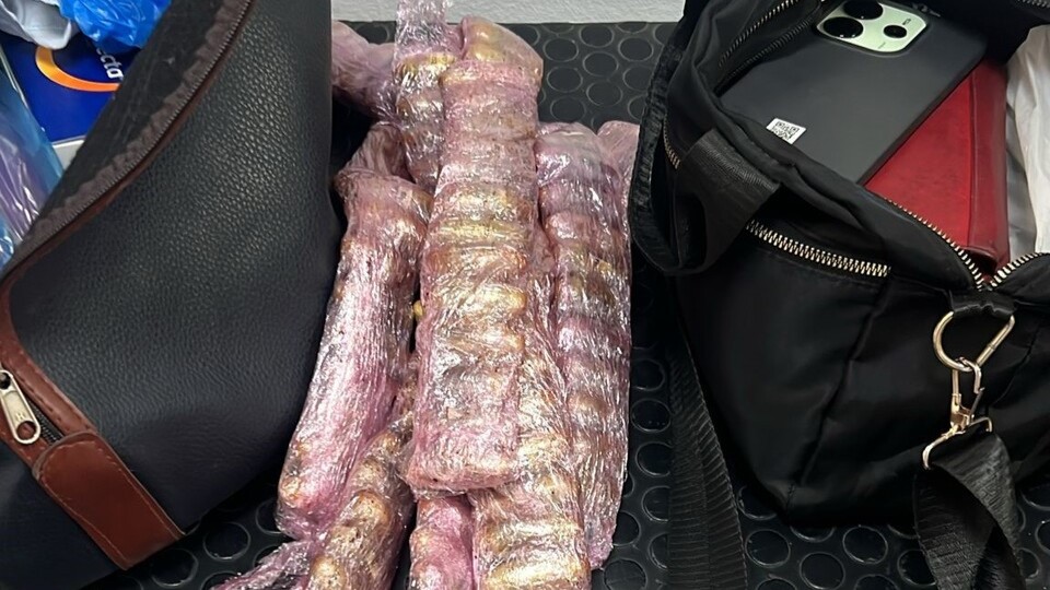Huevitos de hachís en la zona de embarque drogas