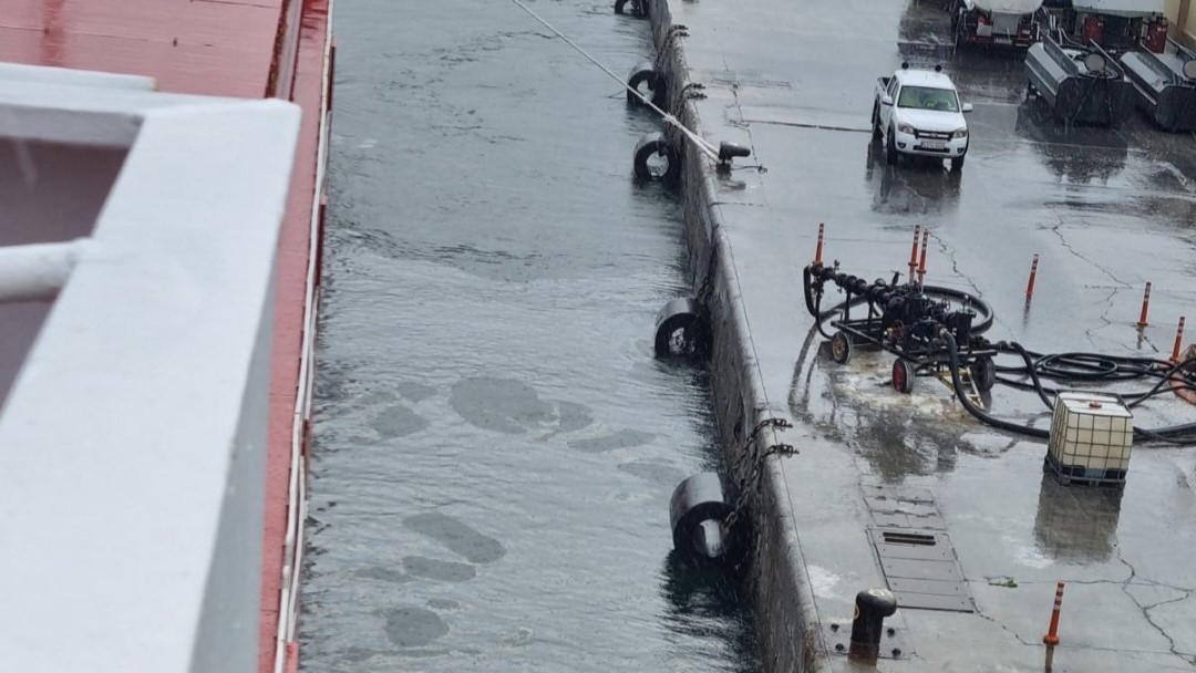Vertido de gasoil en el Puerto