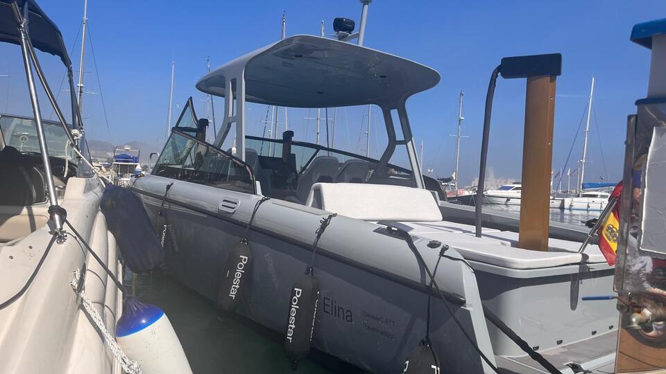 El 'Elina', un barco 100% eléctrico de los astilleros 'Candela' recala en el Puerto Deportivo de Ceuta