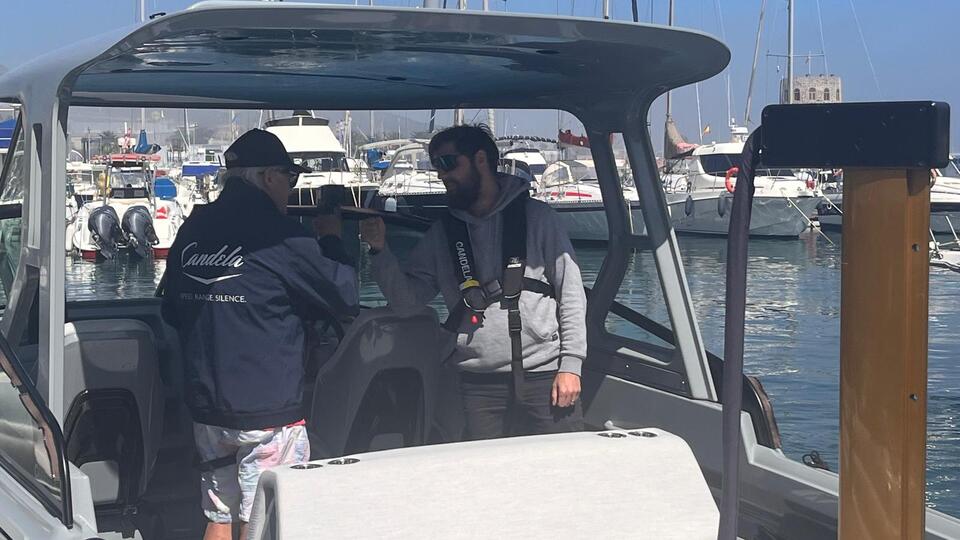 El 'Elina', un barco 100% eléctrico de los astilleros 'Candela' recala en el Puerto Deportivo de Ceuta