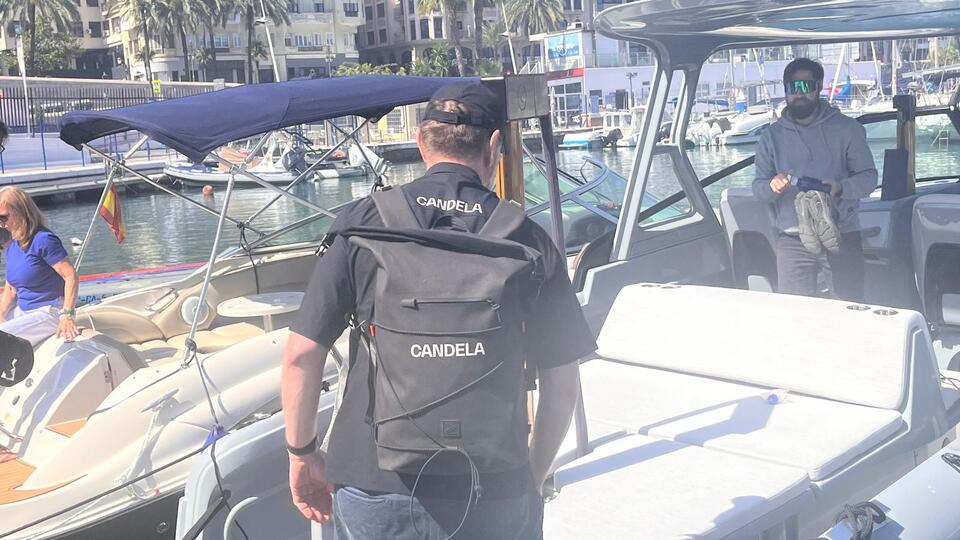 El 'Elina', un barco 100% eléctrico de los astilleros 'Candela' recala en el Puerto Deportivo de Ceuta