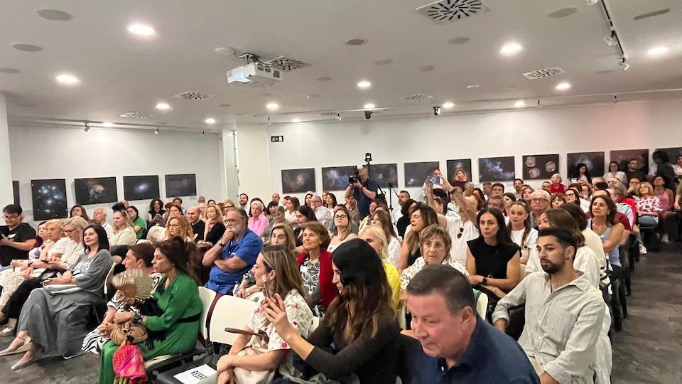 La sala de la biblioteca, llena para conocer a Carmen Mola