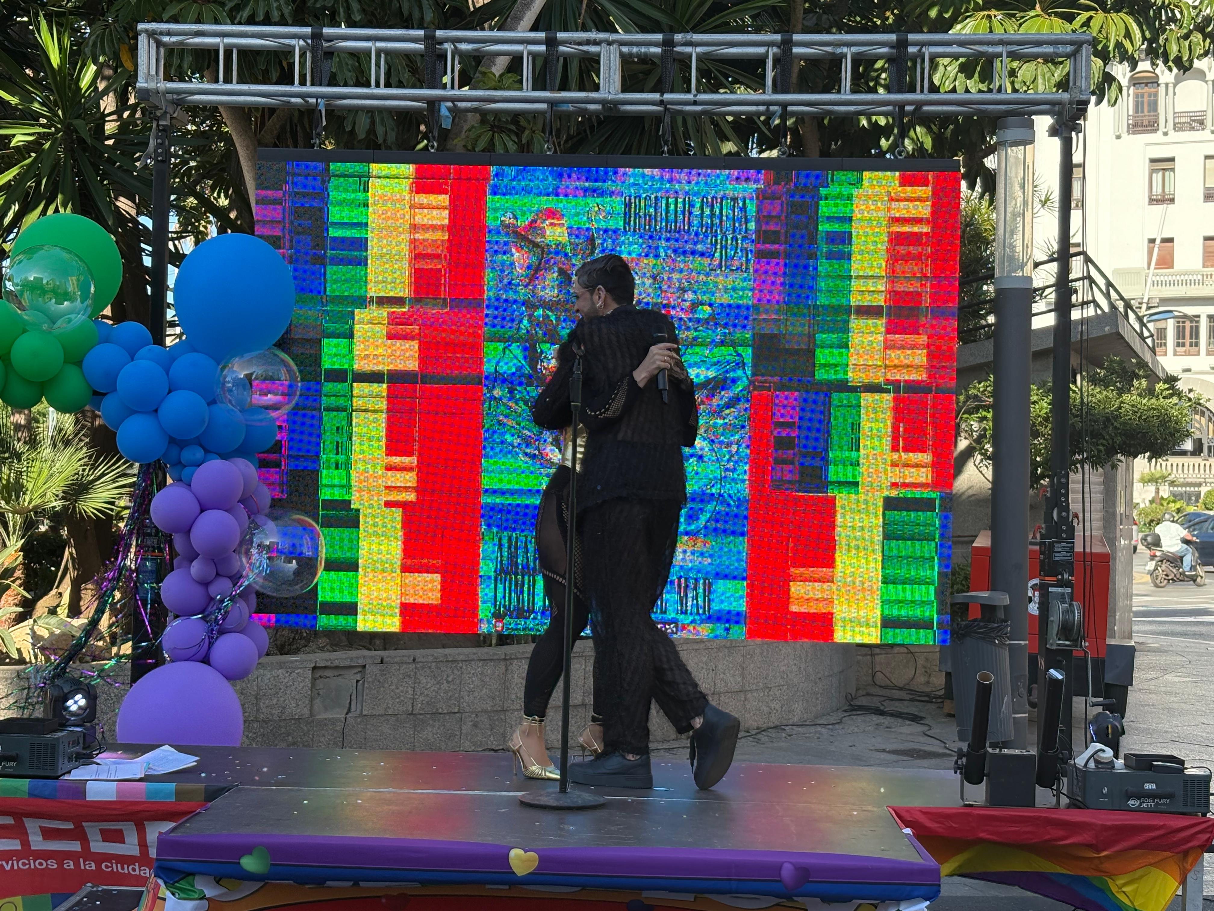 Ebhel y El Cari durante el pregón del Orgullo 2025 (1)