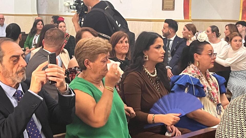 Lágrimas de emoción entre los seres queridos de Javier Barceló, pregonero del Rocío 2025 (4)