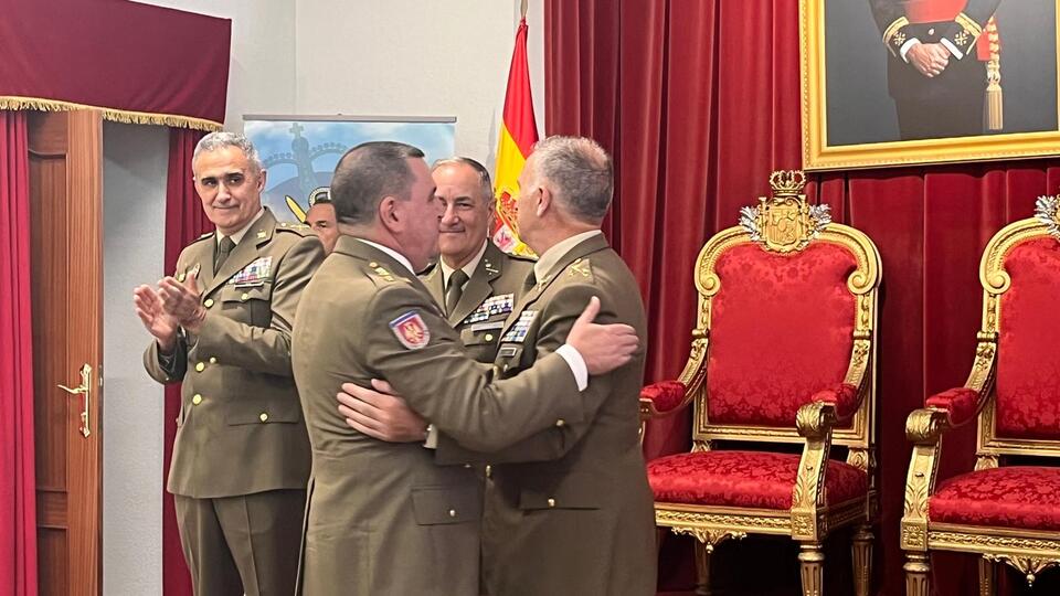Rafael Pasamar de Terán se abraza con el Comandante de División Marcos Llago Navarro