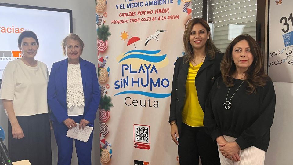 La Consejería de Sanidad presenta la campaña 'Playas Sin Humo'