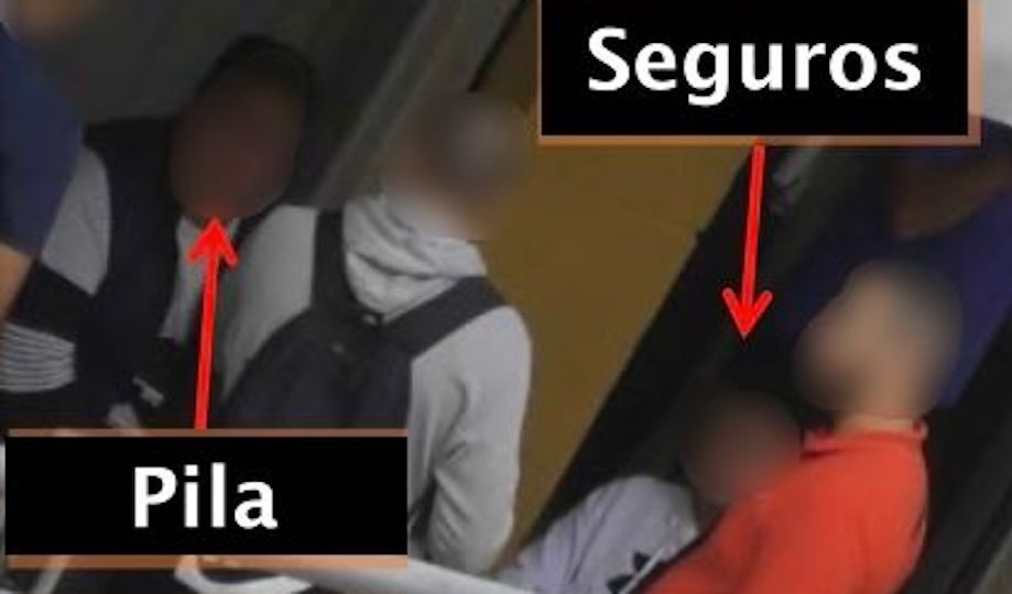 El agente 'Pila' durante una reunión con 'Seguros'.