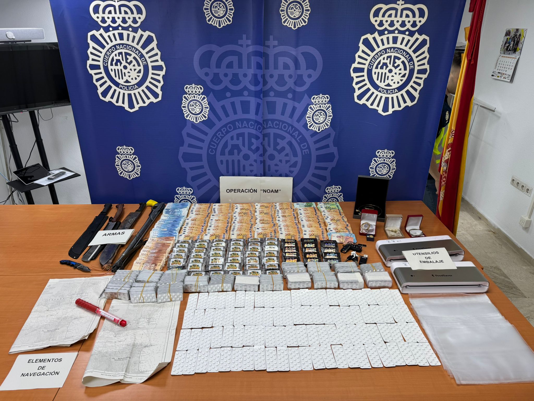 Dinero, drogas y armas incautados por la Policía Nacional