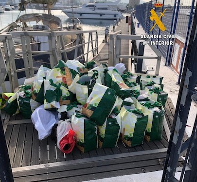 Bolsas con tabaco tipo %22shisha%22 aprehendido por la Guardia Civil en una embarcación (yate) de alta gama4
