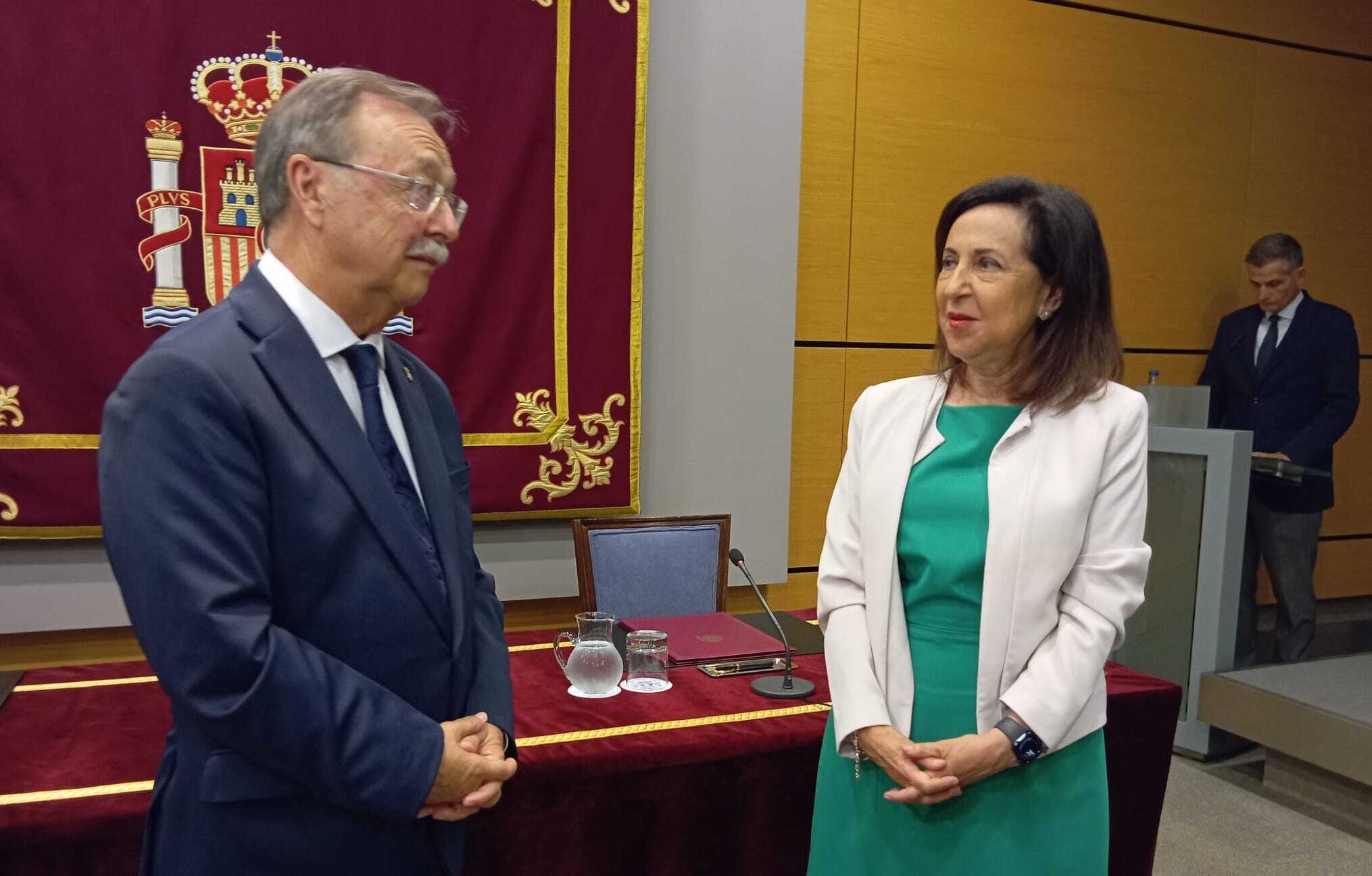 Margarita Robles y Juan Vivas tras la firma del convenio. /Ciudad Autónoma