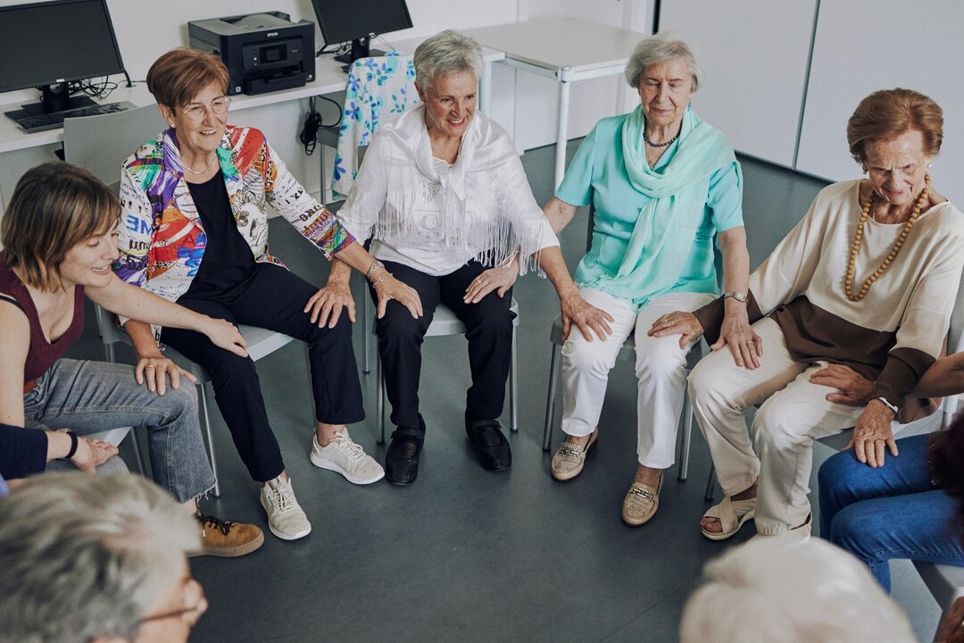 Un grupo de personas mayores disfruta de una actividad / Fundación la Caixa
