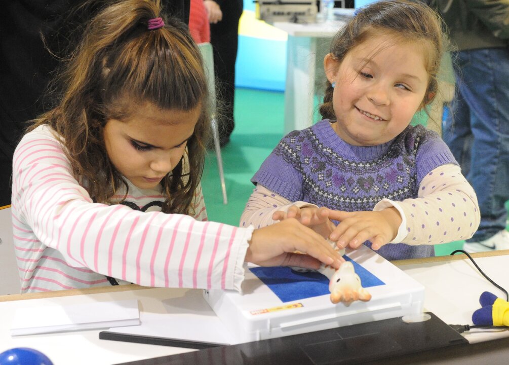 Dos alumnas con discapacidad visual en el aula / ONCE ciego braille