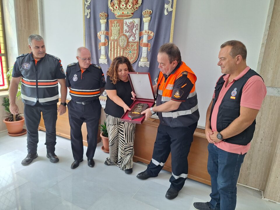 Entrega de una placa por parte de la delegada del Gobierno, Cristina Pérez.