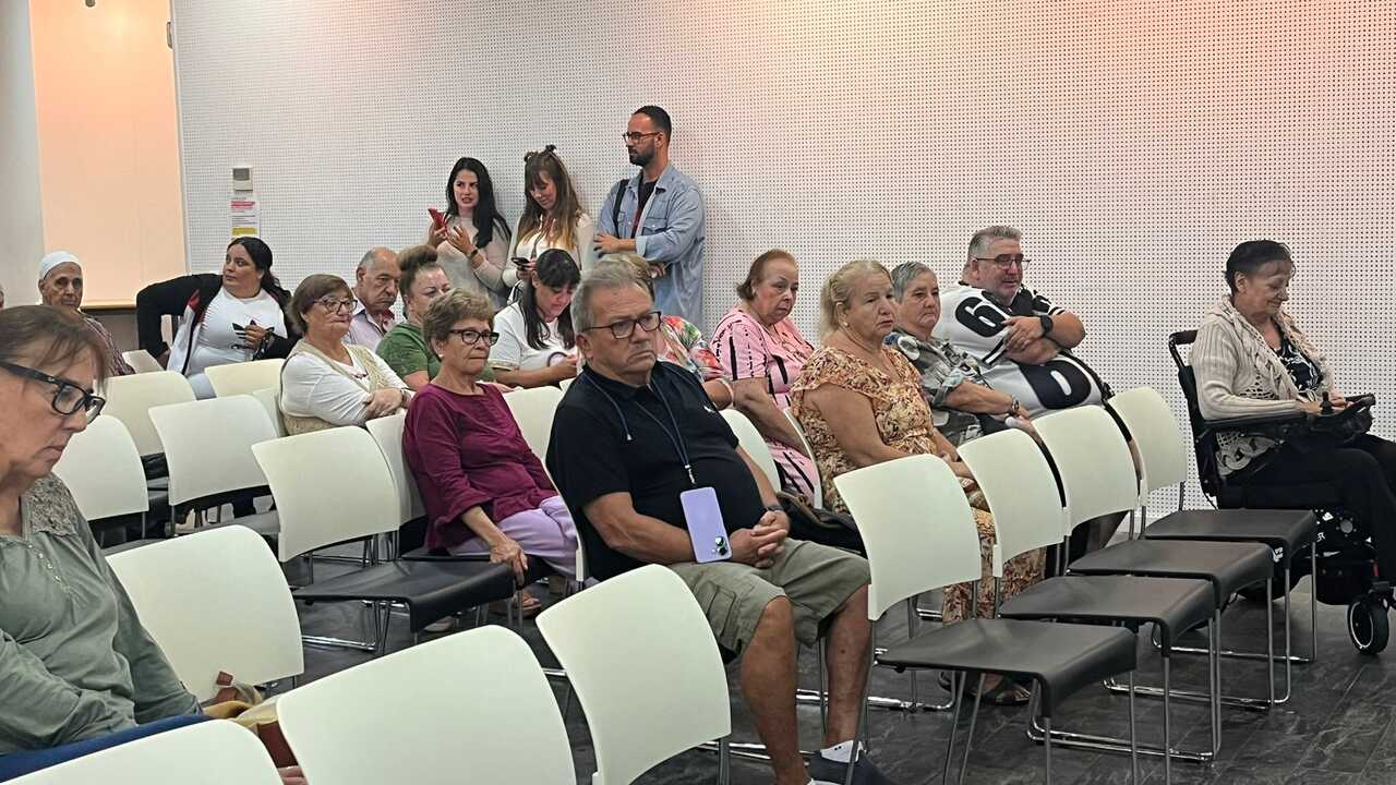 Público presente en el sorteo de vivienda, en la Biblioteca Adolfo Suárez.