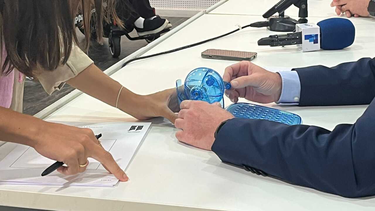 Detalle del bombo con el que se sortearon las viviendas de Emvicesa.