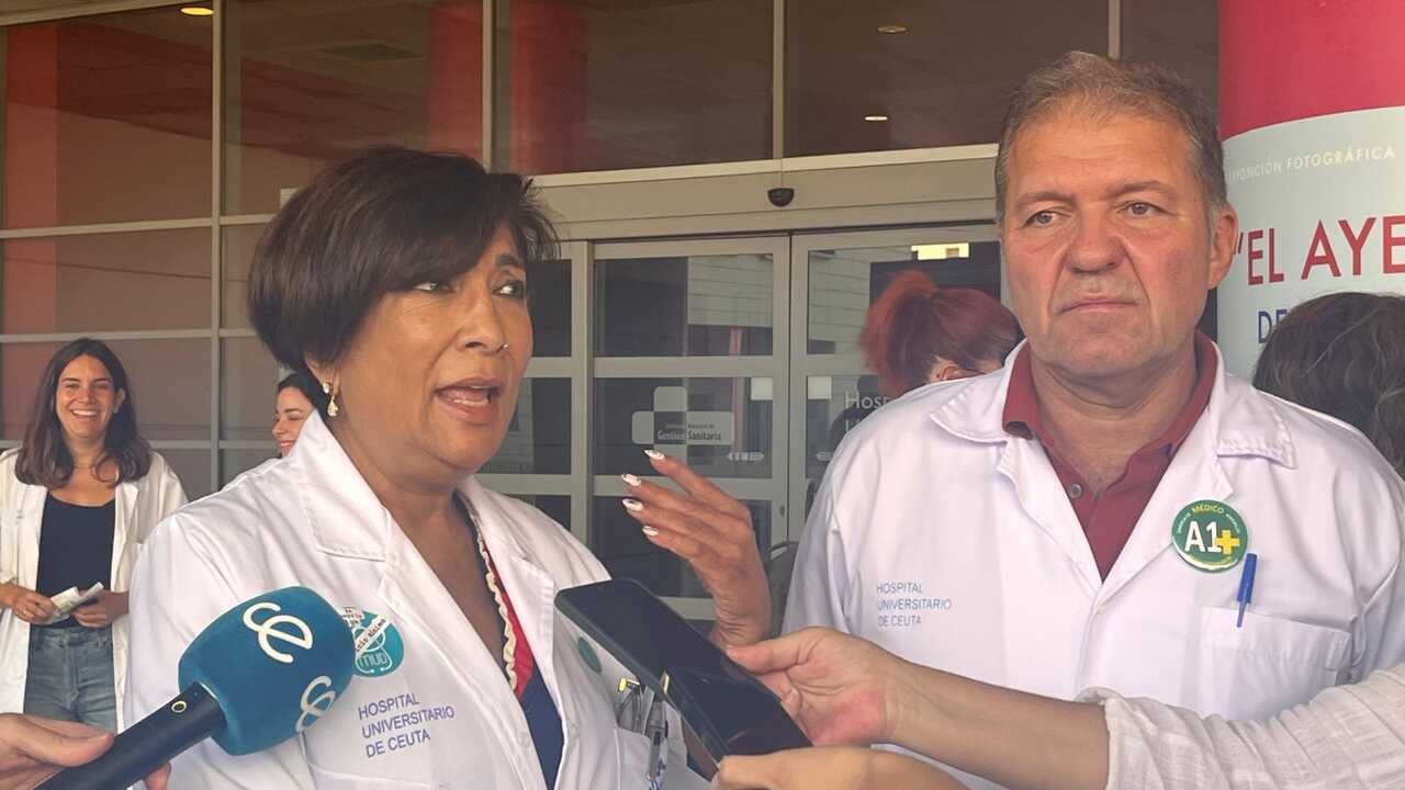 La delegada de MUD y oftalmóloga Kumari Nanwani junto al presidente del SMC, el doctor Enrique Roviralta durante la Huelga de médicos a las puertas del HUCE / M.R.