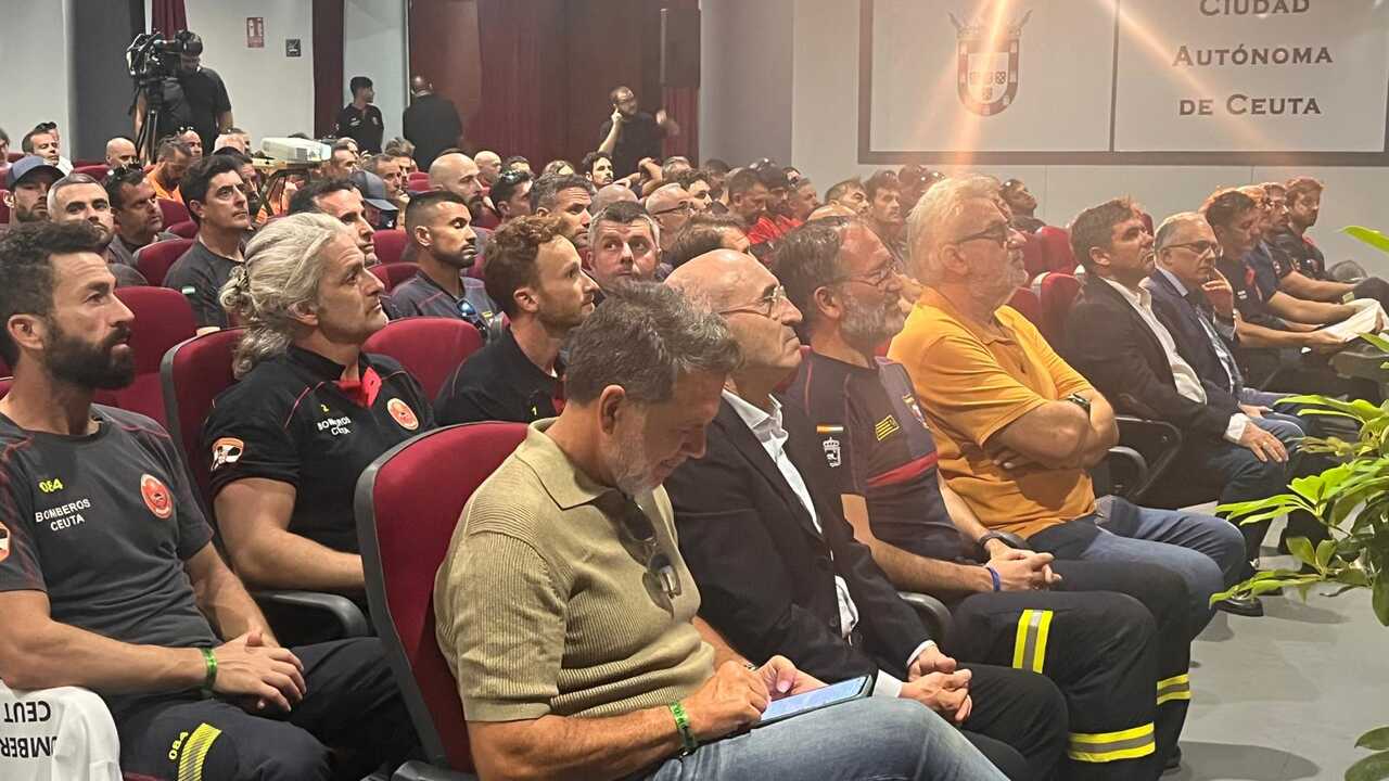 Público en la inauguración de las III Jornadas de Rescate Vertical organizadas por los bomberos del SEIS / M.R.