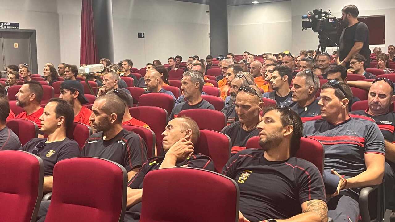 Público en la inauguración de las III Jornadas de Rescate Vertical organizadas por los bomberos del SEIS / M.R.