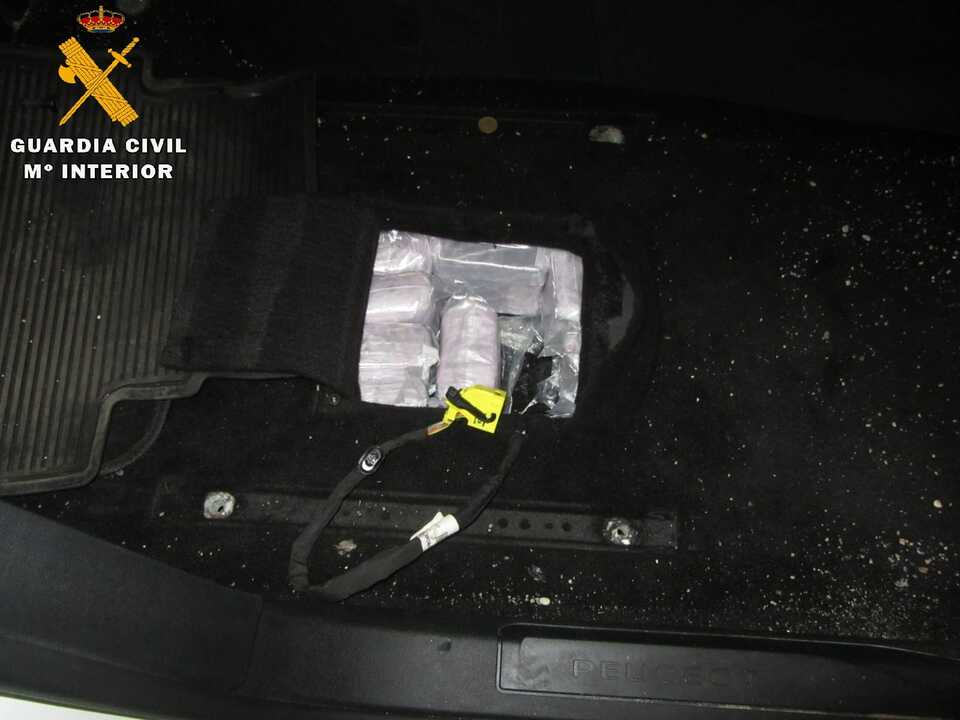 Doble fondo con droga oculta en un coche / GC