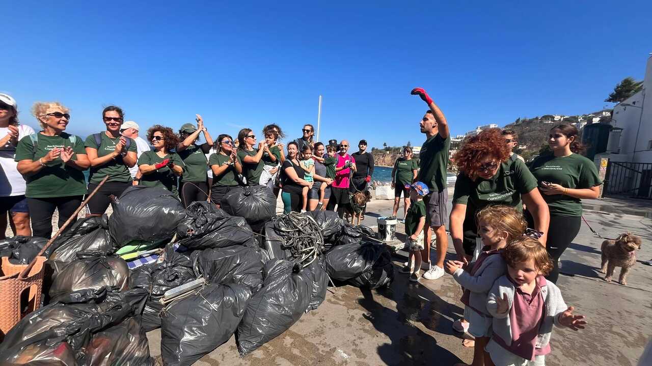 Cecam, Ceuta Sin Plástico y Guardia Civil colaboran en una jornada enfocada al cuidado del medio ambiente en San Amaro con motivo de la Virgen del Pilar (11)