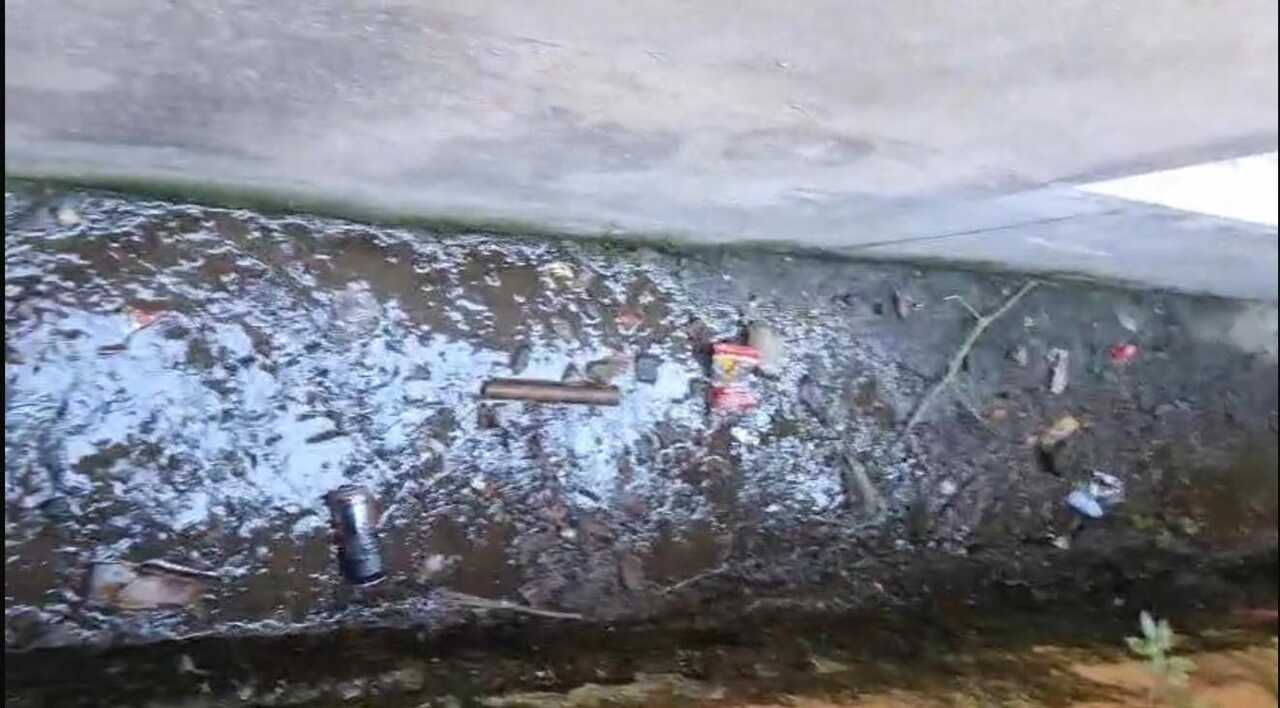 Riadas negras en la barriada Agrupación Este.