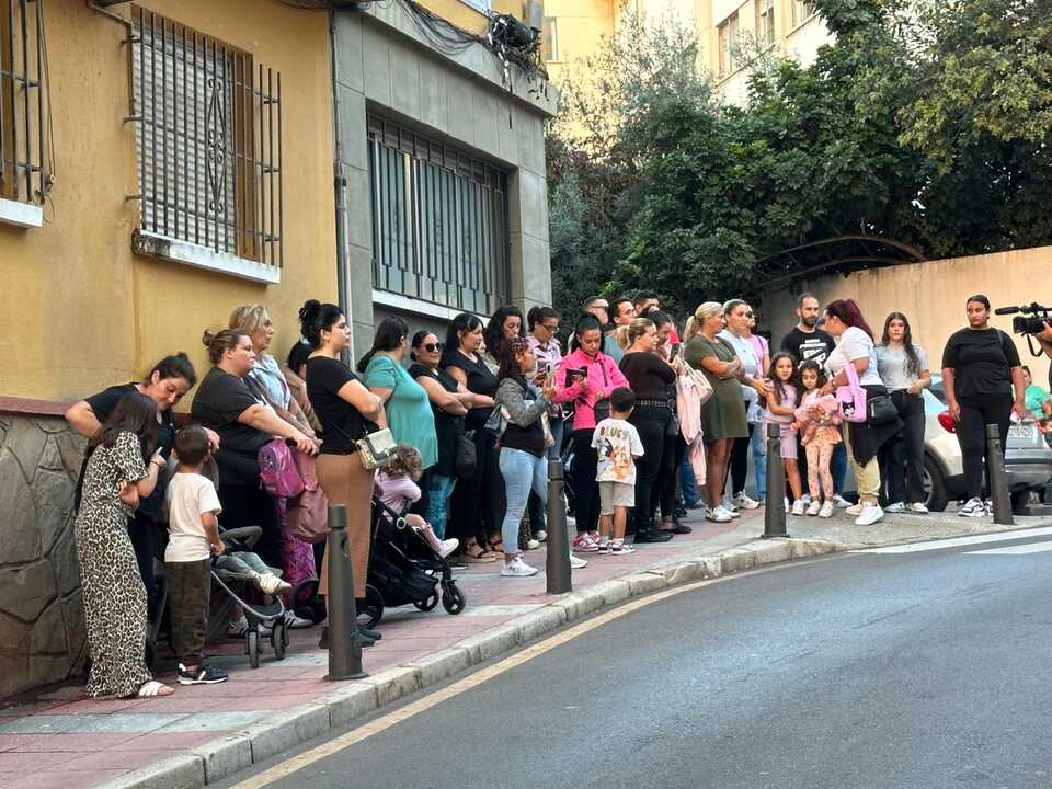 Manifestantes frente al Juzgado.