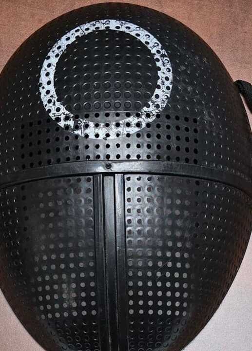 Máscara encontrada en el vehículo.