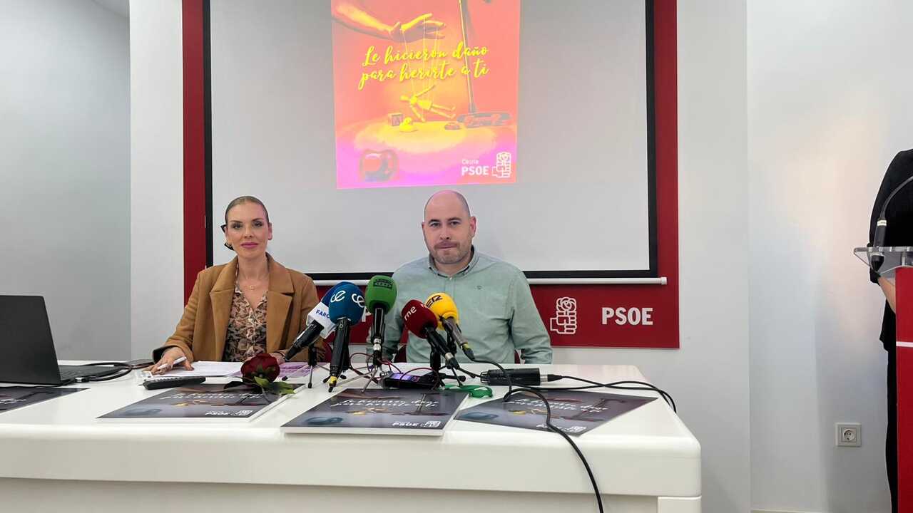 La responsable de Igualdad del PSOE de Ceuta, Mercedes Vega y el secretario general, Miguel Ángel Pérez Triano en Daoiz / A.I.