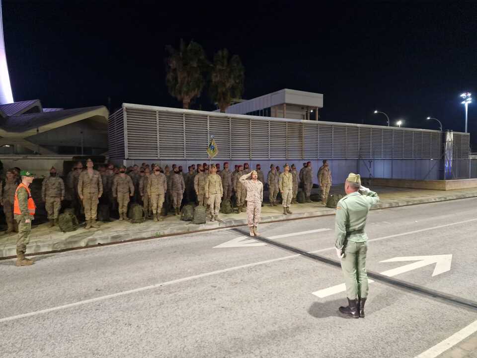 El jefe del contingente teniente coronel Javier Veiga da novedades a la autoridad que lo recibe el coronel jefe del Tercio Duque de Alba / COMGECEU