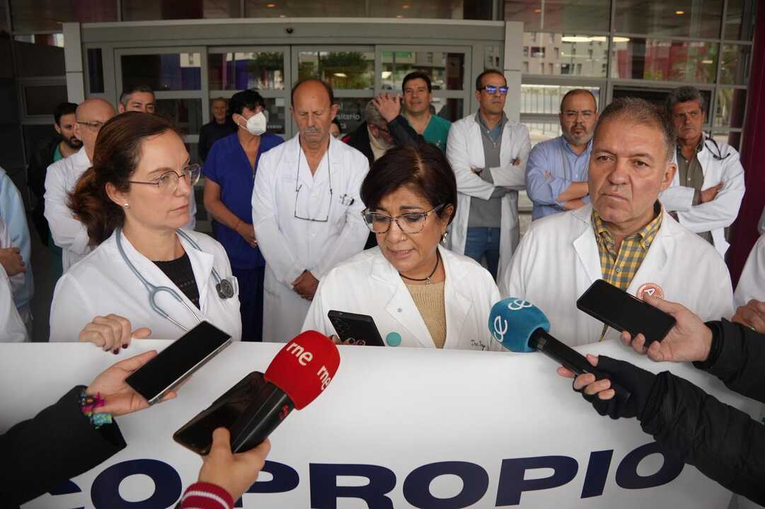 La doctora Cintia Merino; Kumari Nanwani, delegada de MUD; y Enrique Roviralta, presidente del SMC / Cedida