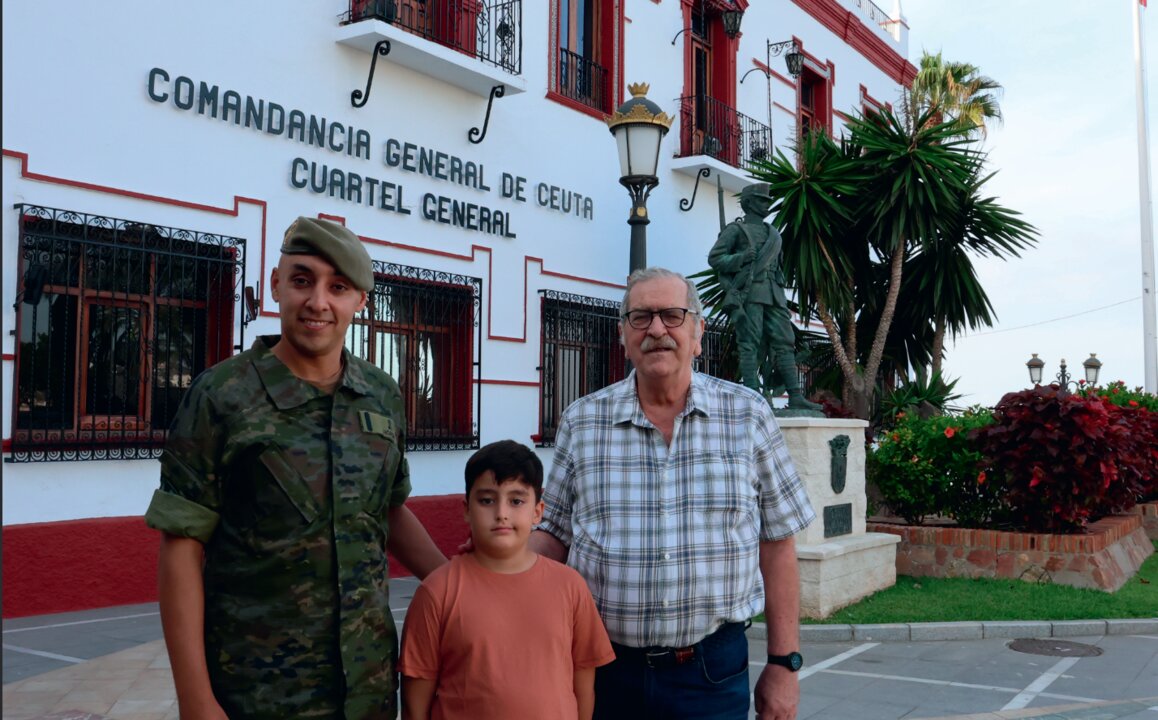 El soldado Nordin Amar Mohamed, destinado en la Comandancia General de Ceuta, junto al niño que salvó la vida / Ejército de Tierra