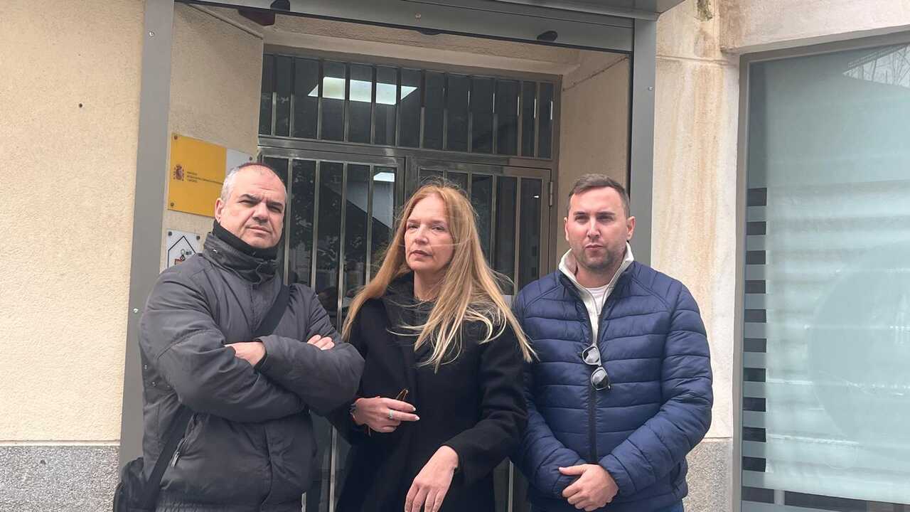 La familia de Miranda, una menor con TEA. en el centro, su madre, Milagros García. / M.R.
