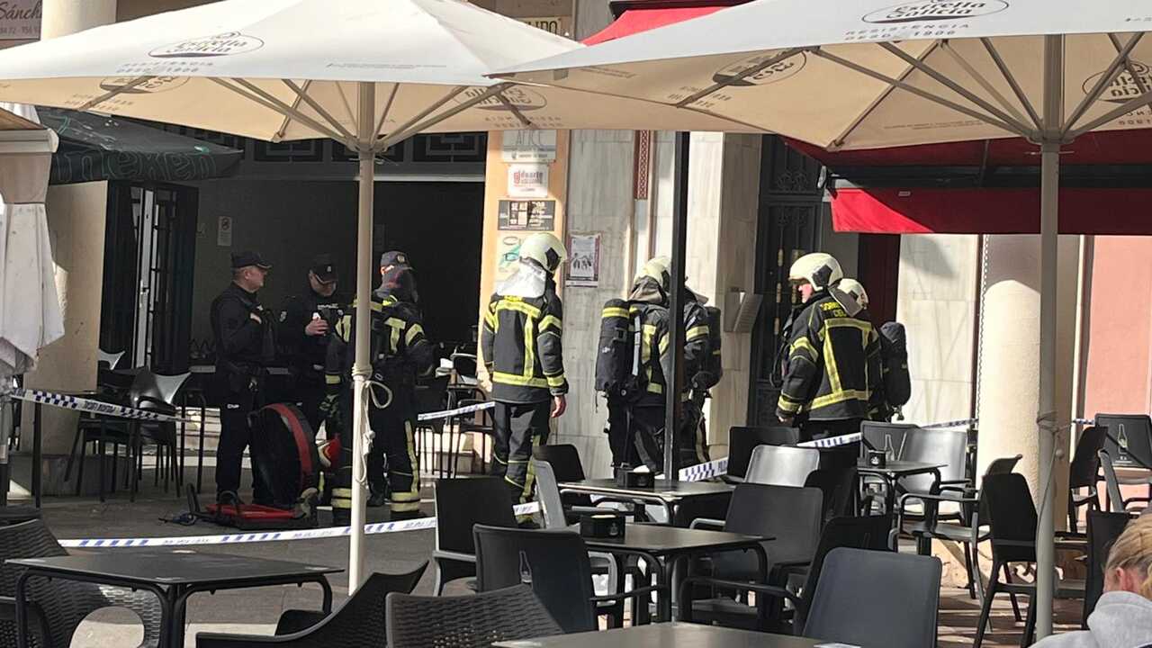 Bomberos en la Plaza de los Reyes.