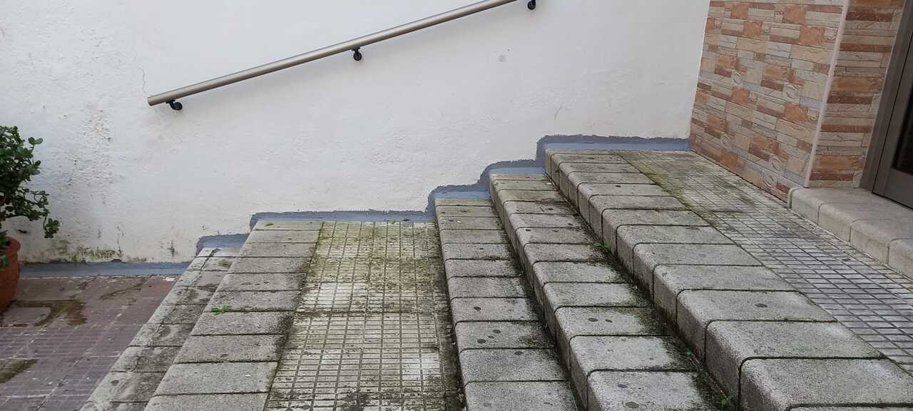 La zona de la plazoleta y la entrada a la urbanización Loma del Pez (7)