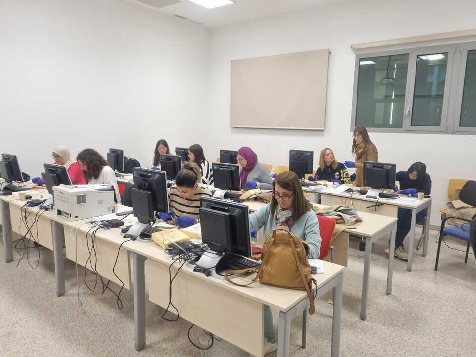 Uno de los cursos de sutura / Colegio Oficial de Enfermería de Ceuta